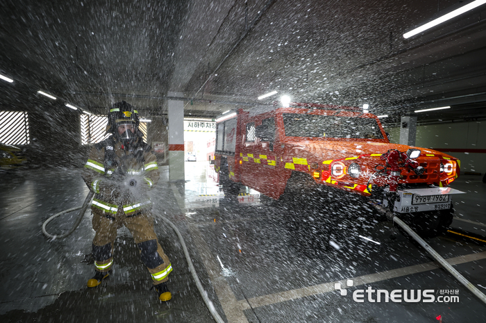 [포토] 화재 진압 시연하는 소방대원