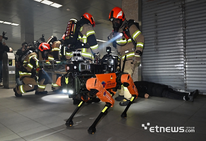 [포토] 사족보행로봇, 지하철 역사 내 구조자 검색