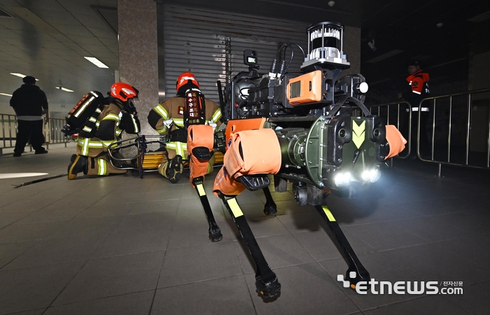 [포토] 사족보행로봇, 지하철 역사 내 구조, 검색 시연