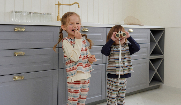 2026 봄 시즌 키즈웨어, 삐삐 나팔 상하세트 - 부드러운 소재와 활동적인 실루엣이 특징이다.