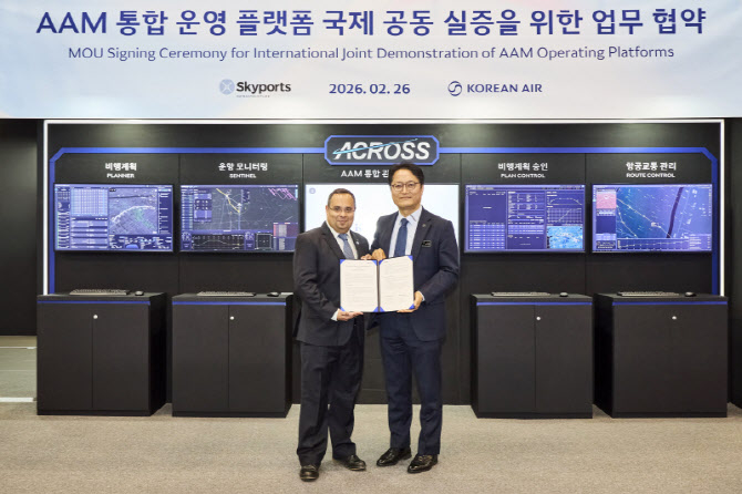 안킷 다스(Ankit Dass) 스카이포츠 최고기술경영자(왼쪽)와 김경남 대한항공 항공기술연구원장