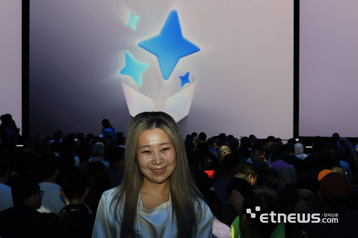 25일(현지시간) 미국 캘리포니아주 샌프란시스코에서 열린 갤럭시 언팩2026에 참석한 매기 강 감독.