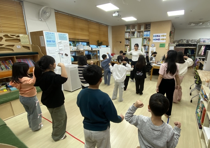 한양여자대학교는 지역혁신중심 대학지원체계(RISE·라이즈)사업 '서울 미래키움 교육자원 생태계 구축'의 일환으로 지난해 10월부터 12월까지 지역 초등학생을 대상으로 놀이형 댄스 체험 프로그램 '댄스랑 놀자'를 운영했다.(사진=한양여대)