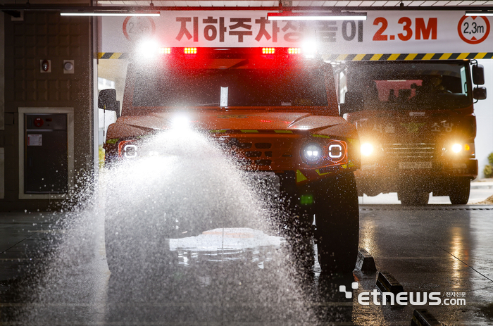 [포토] 저상소방차 지하주차장 화재 진압 시연