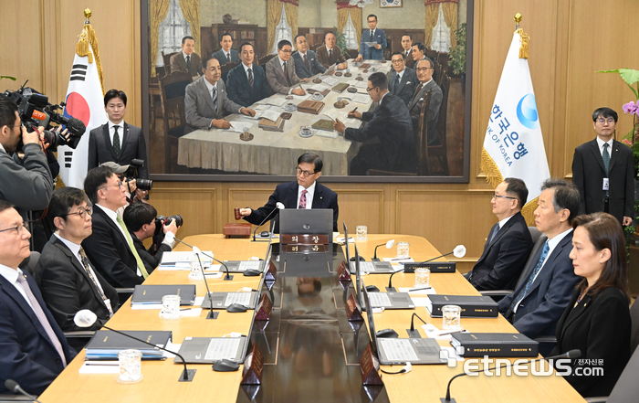 [포토] 금통위 의사봉 두드리는 이창용 총재