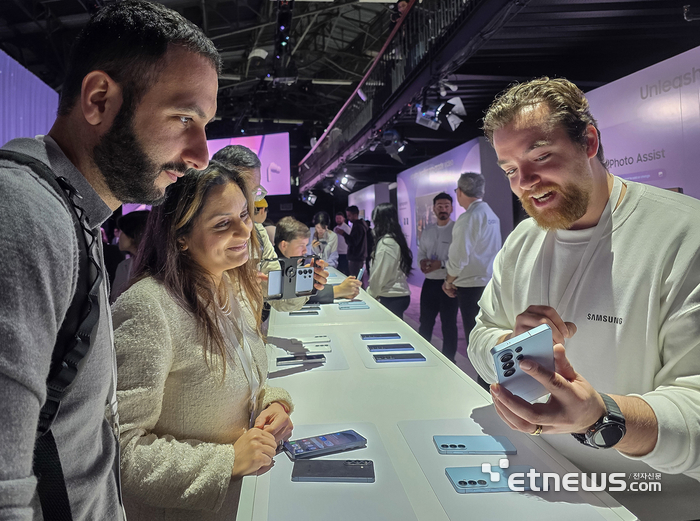 [포토] 갤럭시 S26 시리즈 체험하는 관람객