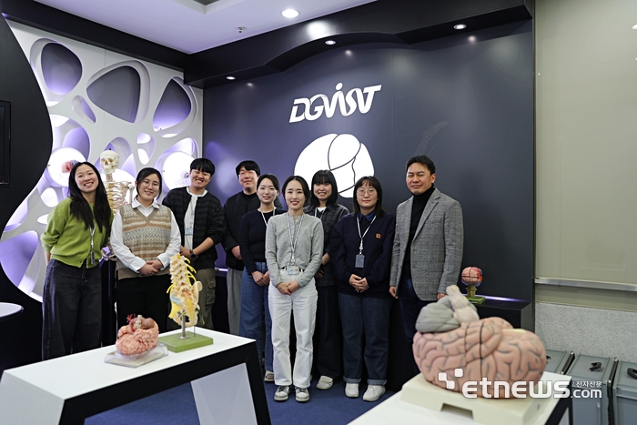 DGIST 뇌과학과 오용석 교수(사진 오른쪽)와 연구팀원들.