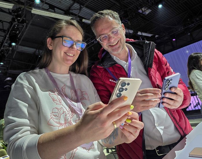 25일(현지시간) 미국 샌프란시스코에서 개최된 상반기 '갤럭시 언팩 2026'의 체험존에서 제품을 체험하는 관람객들.