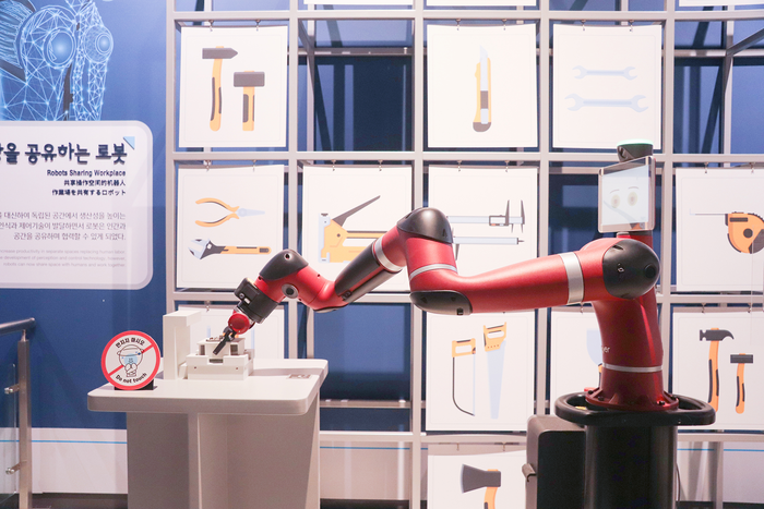 미래과학문명에 전시된 협동로봇 / 국립과천과학관