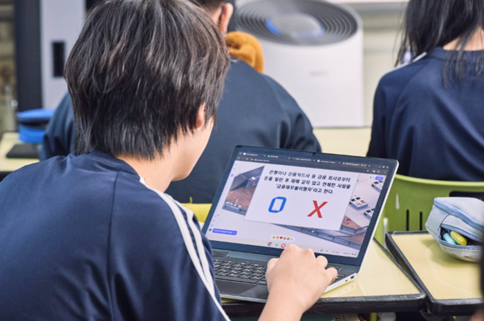 서울 당산중학교 학생이 현대카드의 온라인 참여형 교육 콘텐츠인 '리그 오브 파이낸스(League of Finance)'를 체험하고 있다.