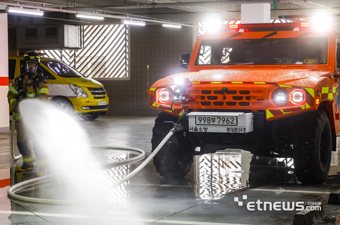 [포토] 화재 진압 시연하는 소방대원