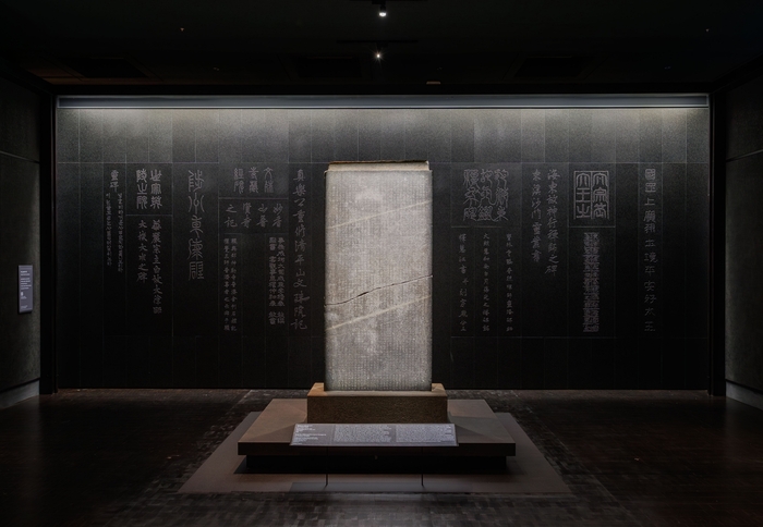 비석의 글씨를 모아 9m 너비의 포스아트로 재연한 '옛 비석의 벽'. 포스코홀딩스