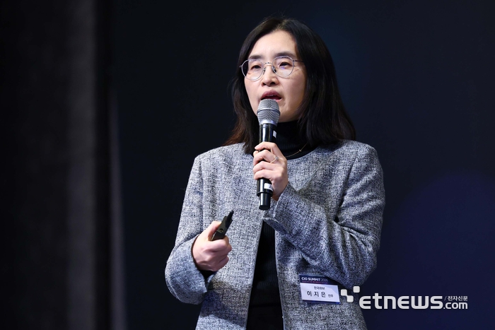 전자신문 '주최 CIO 서밋 2026'이 '인간과 AI의 조화, 멀티 에이전트 성공의 열쇠'를 주제로 26일 서울 강남구 그랜드 인터컨티넨탈 서울 파르나스 호텔에서 열렸다. 이지은 한국IBM 전무가 'Agentic AI, 기업 혁신의 새로운 엔진 선도 기업들의 실전 유즈 케이스와 핵심 기술 전략'을 주제로 발표하고 있다. 김민수기자 mskim@etnews.com