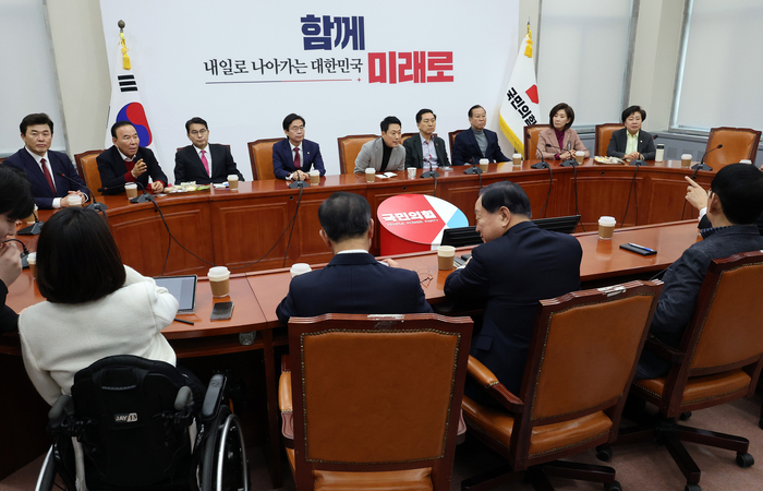 국민의힘 장동혁 대표가 26일 국회에서 중진 의원들과 면담하고 있다. 연합뉴스