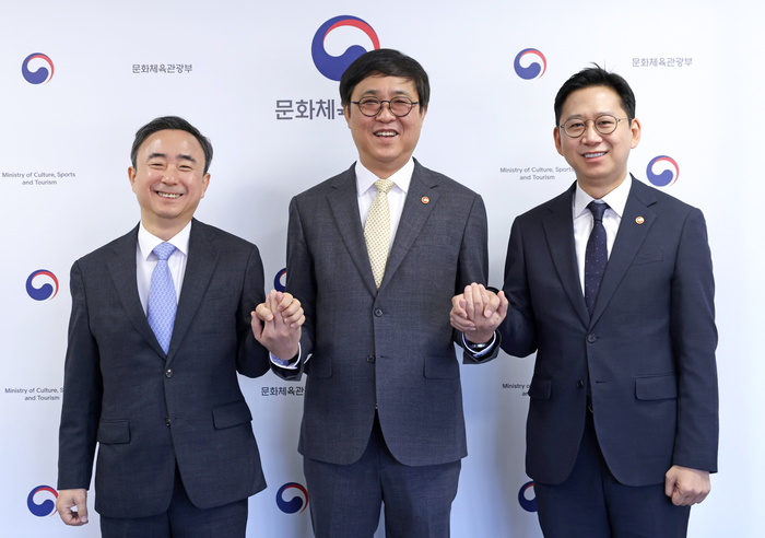 최휘영 문화체육관광부 장관(가운데), 배경훈 부총리 겸 과학기술정보통신부 장관(오른쪽), 임문영 국가인공진흥전략위원회 부위원장이 26일 서울 종로구 국립현대미술관 서울관에서 열린 '공정이용 안내서 관계부처 고위급 간담회'에서 기념 촬영하고 있다. [문화체육관광부 제공]