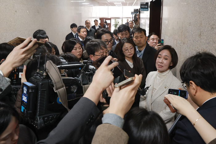 국민의힘 대구시당위원장인 이인선 의원이 26일 국회에서 국민의힘 대구·경북 의원들과 대구·경북 통합 특별법안 논의를 한 뒤 회의실에서 나와 취재진 질문에 답하고 있다. 연합뉴스