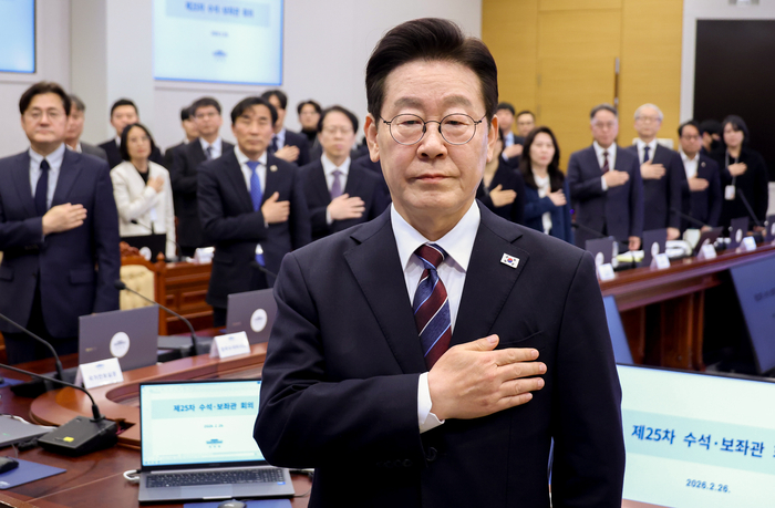 이재명 대통령이 26일 청와대에서 열린 수석보좌관회의에서 국기에 경례하고 있다. 연합뉴스