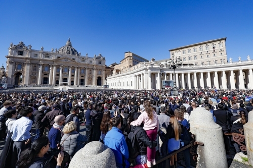 성베드로 대성당 광장에 모인 신자들. 사진=연합뉴스