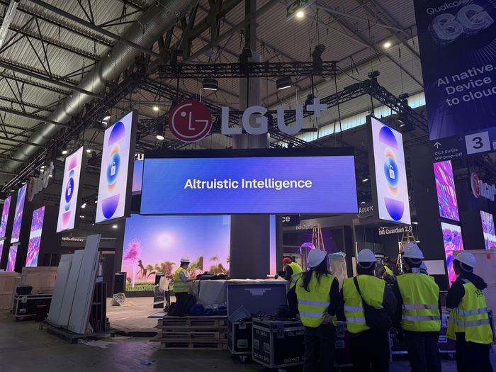 MWC26이 열리는 스페인 바르셀로나의 '피라 그란 비아(Fira Gran Via)'에서 LG유플러스 직원들이 전시관 완성을 위해 작업에 집중하는 모습