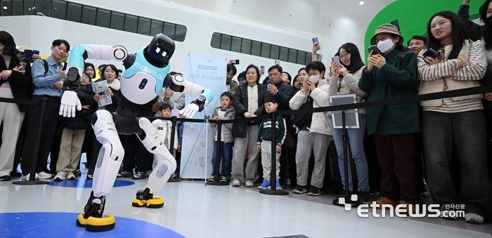 [포토] 동작이 자연스러운 우치봇