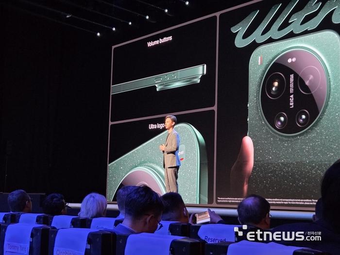 월튼 샤오미 글로벌 대변인이 28일(현지시간) 스페인 바르셀로나 카탈루냐 콩그레스센터에서 열린 신제품 출시 행사에서 샤오미17 울트라 제품을 소개하고 있다.