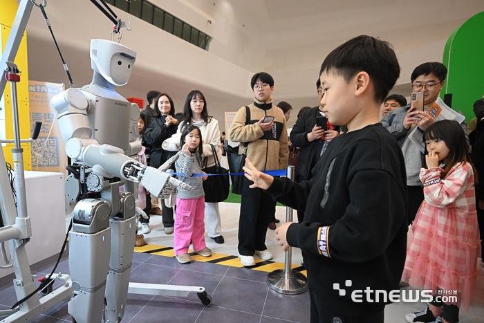 [포토] 휴머노이드로봇과 가위바위보