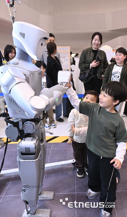 [포토] 휴머노이드 로봇 체험