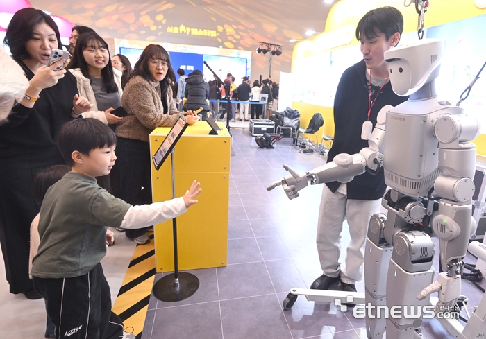 [포토] 휴머노이드 로봇과 가위바위보