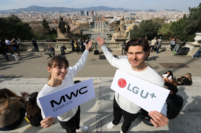 MWC26가 열리는 스페인 바르셀로나의 카탈루냐 미술관에서 LG유플러스 현지 전시 관계자들이 바르셀로나 시내를 배경으로 행사 개막을 선언하고 있다.