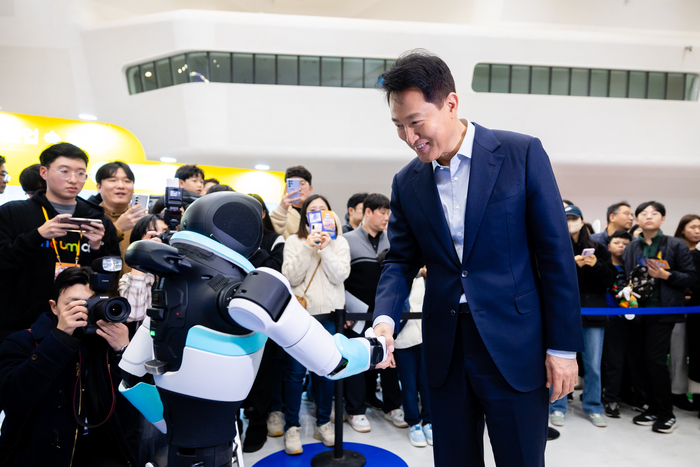 [포토] '서울 AI 페스티벌 2026' 찾은 오세훈 서울시장