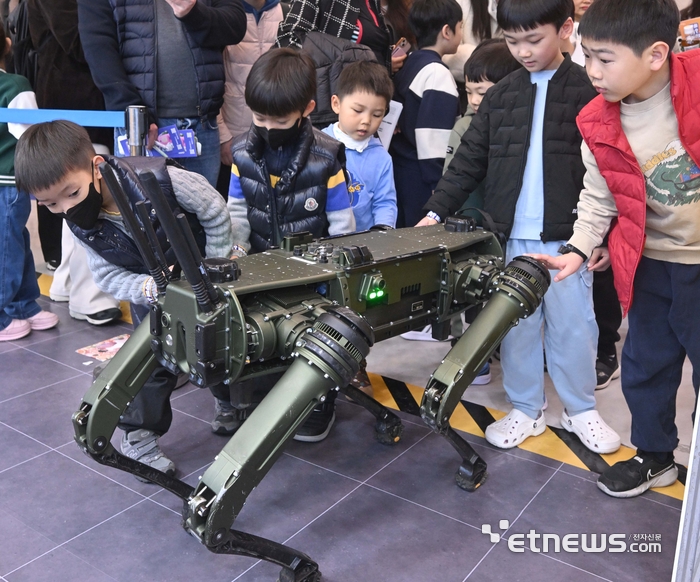 [포토] 서울AI페스티벌 2026 - 4족보행 로봇 체험하는 아이들