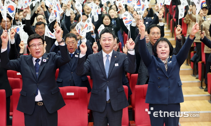 김진경 경기도의회 의장(앞줄 가운데)이 1일 시흥시청 늠내홀에서 열린 '제107주년 3·1절 기념식'에 참석해 만세를 외치고 있다.