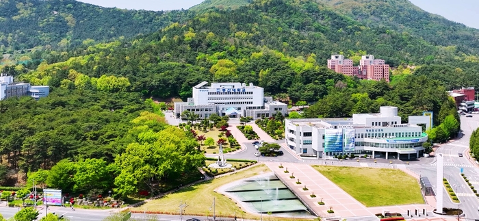 동신대학교.