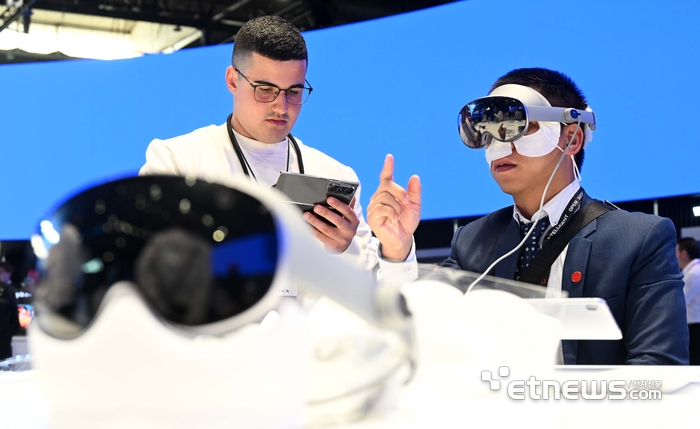 [포토] 삼성전자 갤럭시 XR 체험하는 관람객