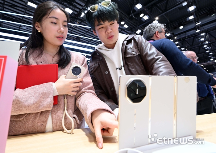 [포토] 화웨이의 트라이폴드 2세대