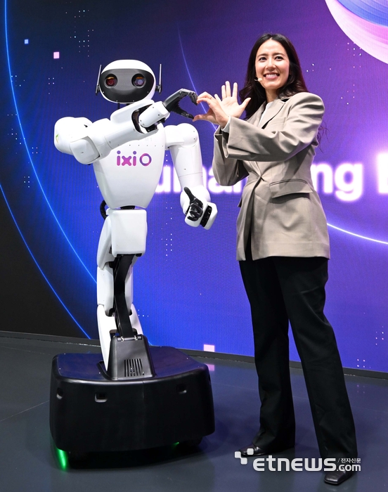 [포토] 하트 만드는 익시오 탑재 휴머노이드 로봇