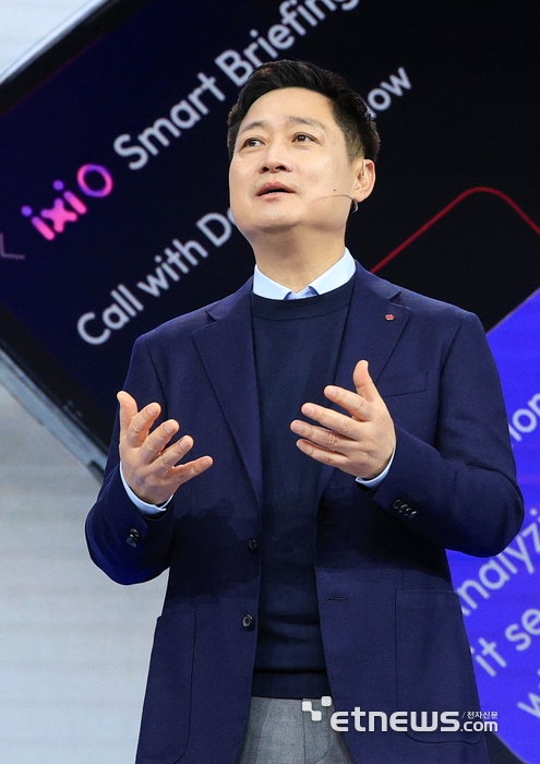 홍범식 LG유플러스 대표가 2일(현지시간) 스페인 바르셀로나 피라 그란 비아 전시장에서 열린 '모바일 월드 콩그레스(MWC)2026'에서 기조연설 하고 있다. 2026.03.02 바르셀로나=사진공동취재단