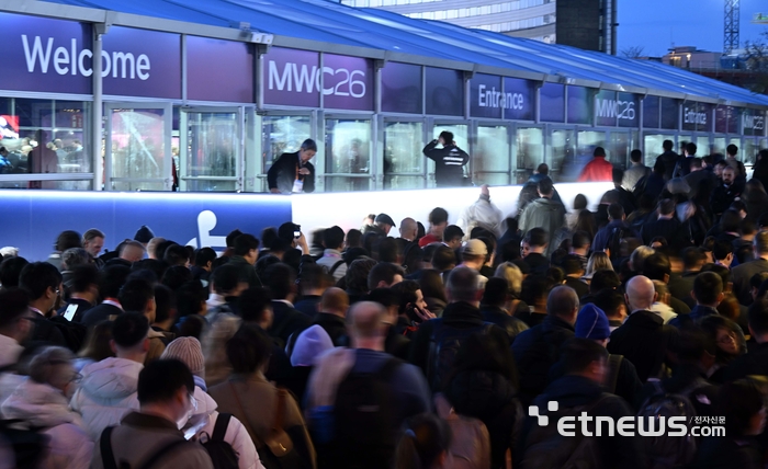 [포토] MWC26 입장하는 참가기업 관계자들