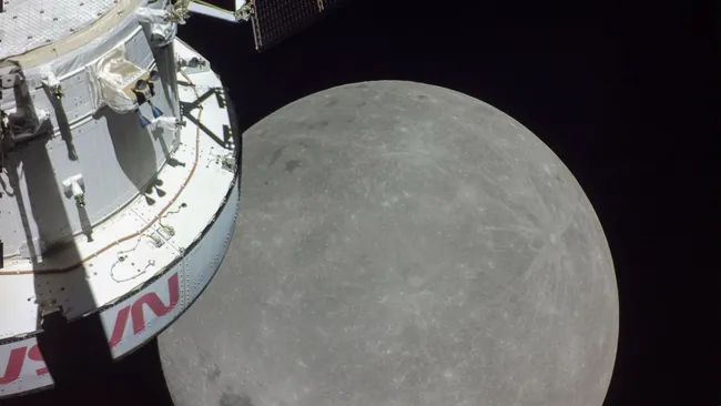 무인으로 진행된 '아르테미스 1호'가 촬영한 달. 사진=미 항공우주국(NASA).