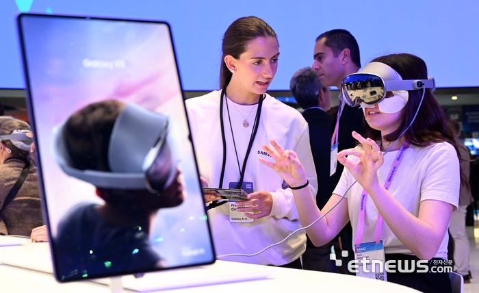 [포토] 삼성전자 갤럭시 XR 체험하는 관람객