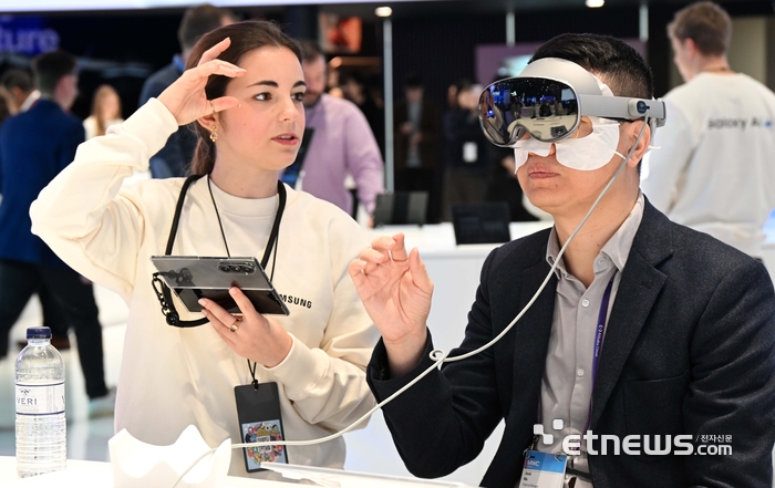 [포토] 삼성전자 갤럭시 XR 체험하는 관람객