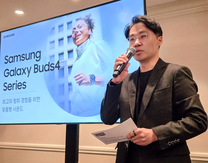 26일(현지시간) 미국 샌프란시스코에서 진행된 갤럭시 하드웨어 혁신 브리핑에서 문한길 삼성전자 MX사업부  오디오그룹 마스터가 설명하고 있는 모습.