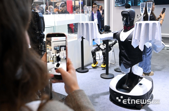 [포토] 서빙하는 중국 기업의 휴머노이드 로봇
