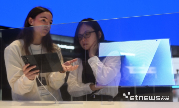 [포토] 삼성전자 갤럭시 트라이폴드 살펴보는 관람객