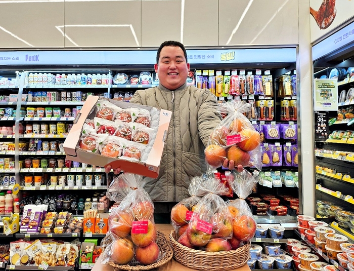 BGF리테일은 CU에서 3월 한 달간 사과를 최대 39% 할인된 가격에 판매하는 '이달의 과일' 행사를 진행한다고 2일 밝혔다.