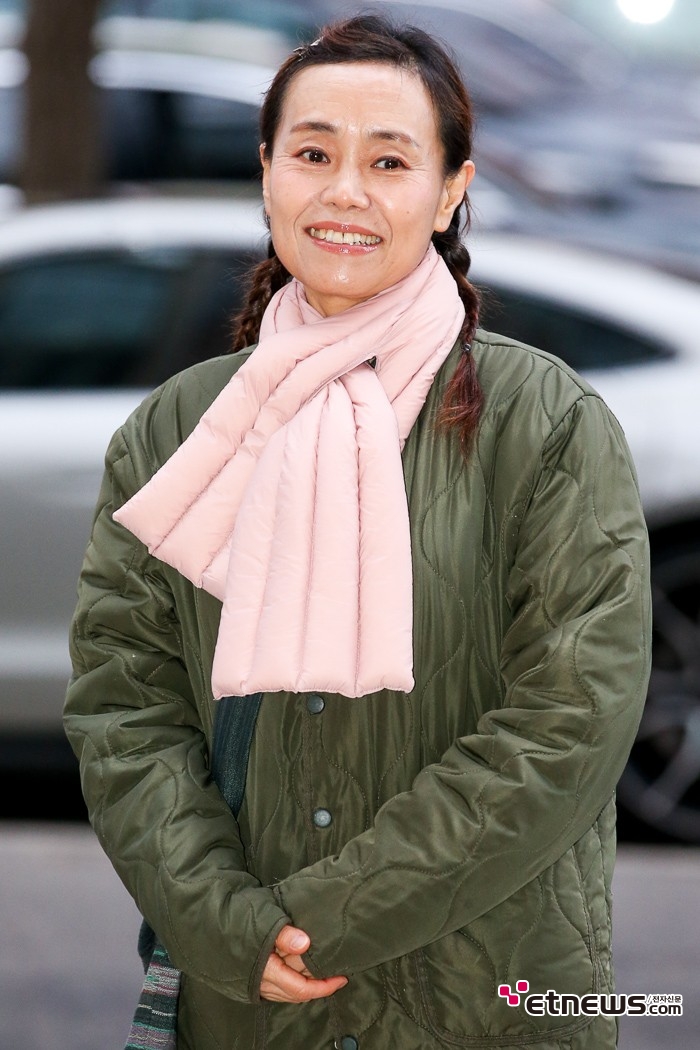 [ET포토] 강애심, '핑크 목도리로 포인트'