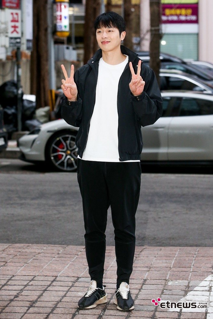 [ET포토] 권혁, '긴 손가락~시선잡는 브이'