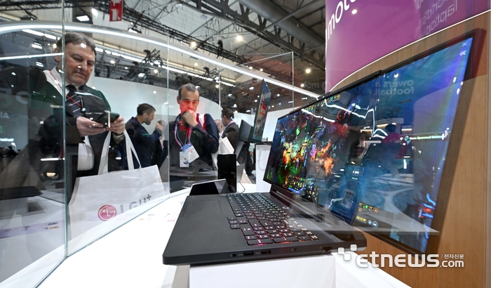 [포토] 좌우로 늘어나는 롤러블 노트북