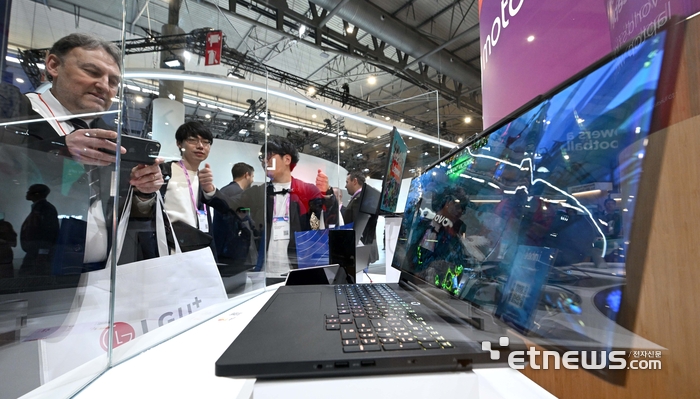 [포토] 좌우로 늘어나는 롤러블 노트북