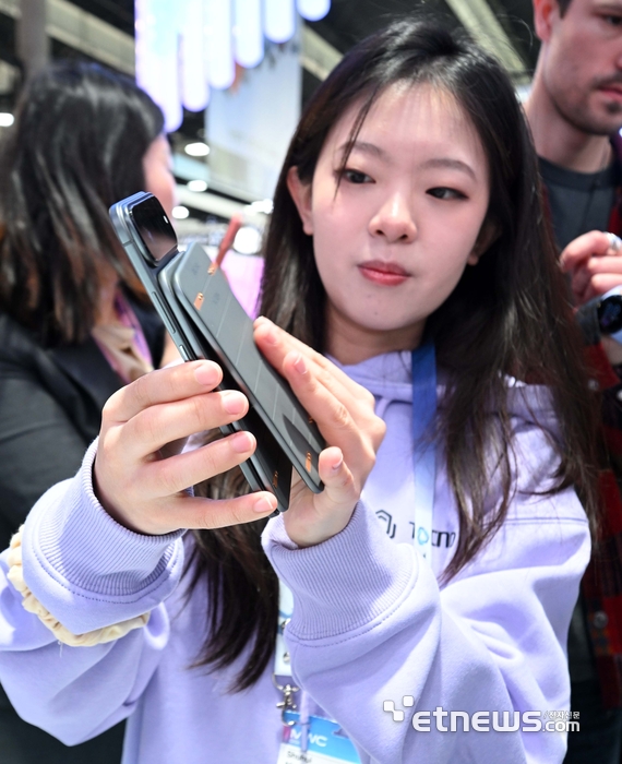 [포토] 악세서리 탈부착 가능한 스마트폰